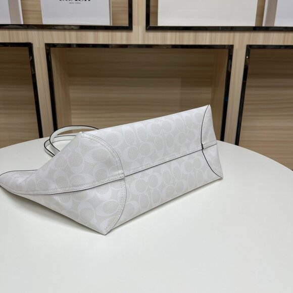 Coach City Tote Bag in Signature Canvas - Picture 9 of 10